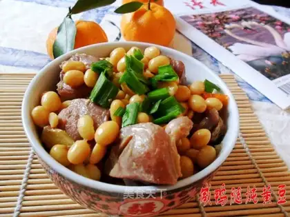 Stewed soybeans with salted duck legs