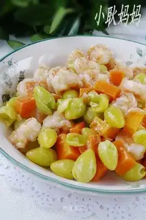 Shrimp with ginkgo fruit