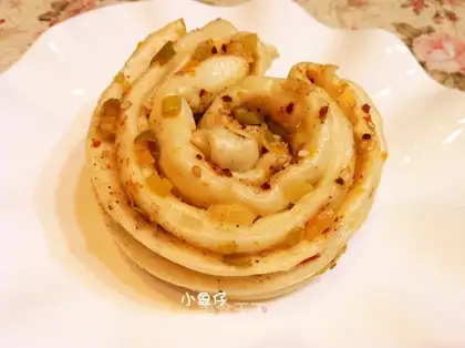 Shallots, sesame seeds, salt and pepper rolls