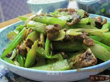 stir-fried bone meat with celery