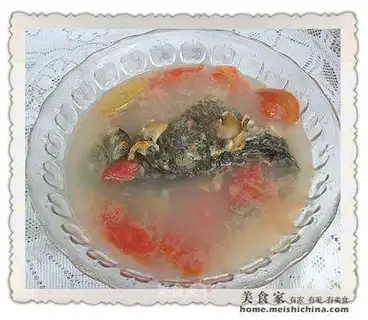 Crucian carp and clam soup