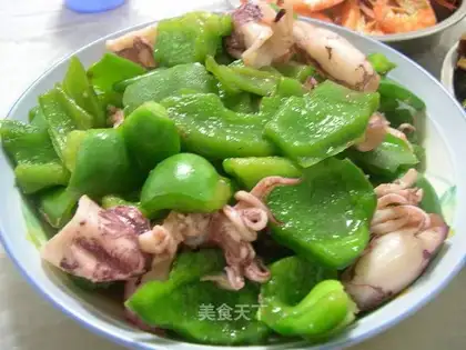 stir-fry small cuttlefish with green pepper