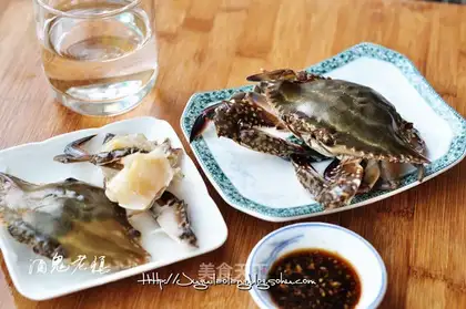 Eating swimming crabs raw