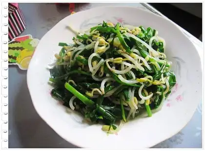 Chive bean sprouts