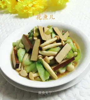 Eggs dry with white mushrooms
