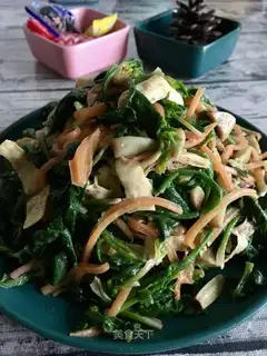 Pine pickle with garlic