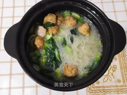 A cabbage fan cooks meat round