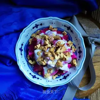 Sour cream with walnut porridge