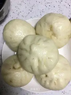 A cabbage chicken bun