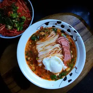 Sour egg and ham noodles