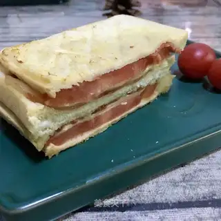 Tomato bacon sandwich