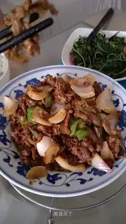Onion fried meat