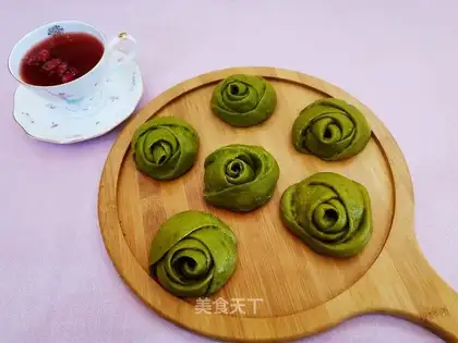Spinach rose rolls
