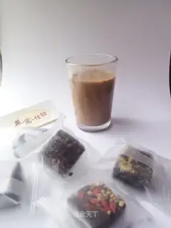 Crumbs of red sugar and ginger milk tea