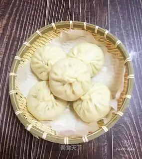 A cabbage mushroom fan bun