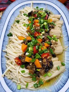 Spicy sauce, gilded needle mushrooms