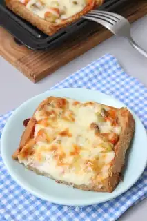 Curry beef toast pizza