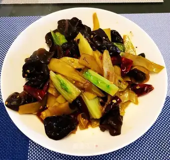 Dry peppers and wooden ears