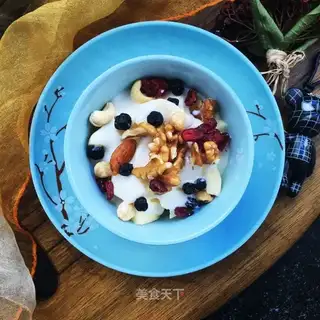 A nut yogurt apple