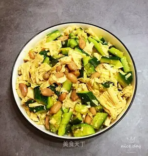 The cucumber cucumber and peanut rice