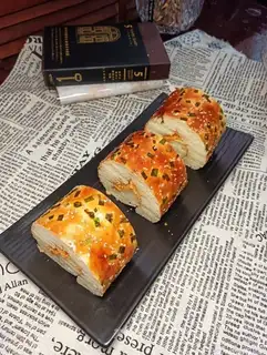 Onion pine rolls