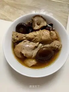 A chicken leg with mushrooms