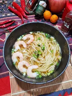 Shrimp onions, sour noodles