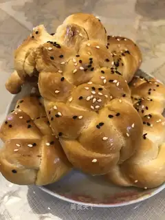 Plumtail bread