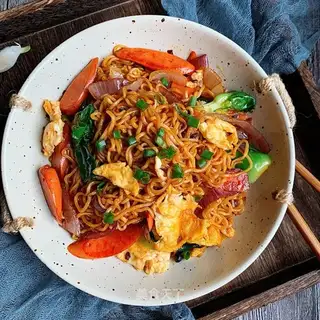 Egg and ham fried noodles