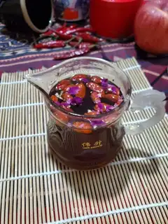 Black sugar roses and tea