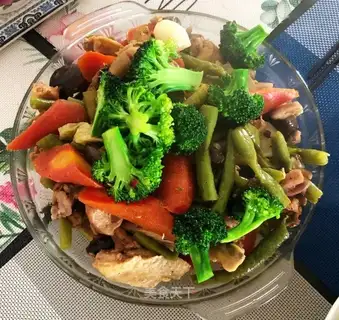 Chicken with fresh vegetables