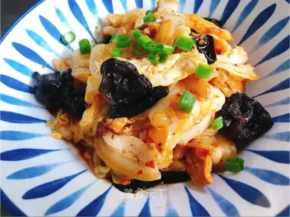 Spicy wood and cabbage