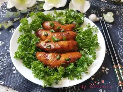 Burn the chicken chest with tender meat