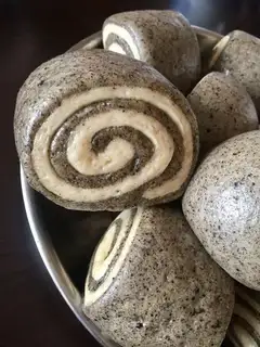 Double black sesame rolls