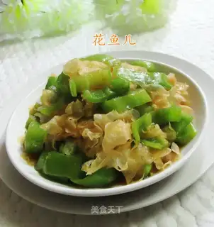 Green peppers and silver ears