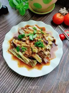 Sesame sauce hand tore eggplant
