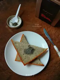 Black sesame slice sponge cake