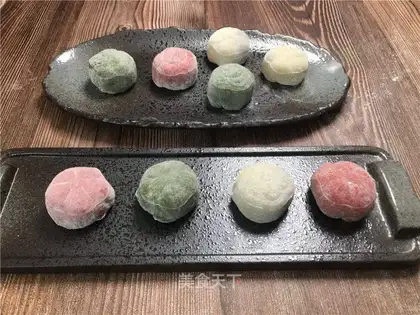 Three-coloured mooncakes