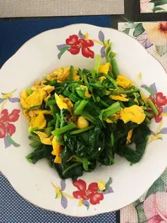 Spinach fried eggs