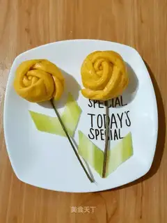 Yellow rose bun