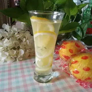 Old iced honey lemonade
