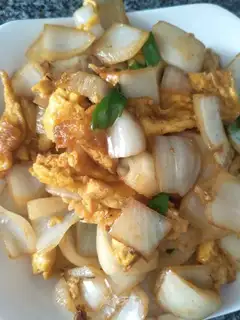 Onion fried eggs
