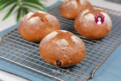 Quain raisin bread
