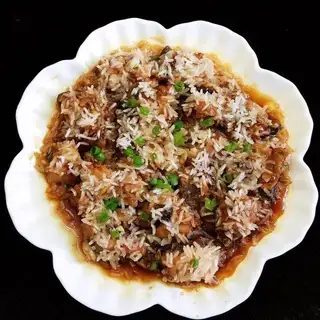 The chicken legs with the rice