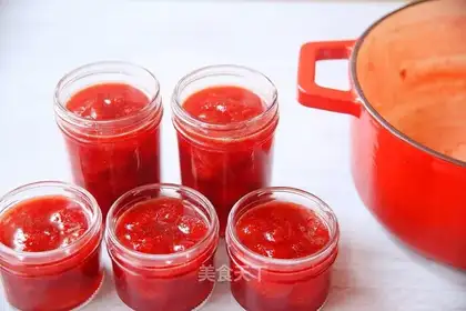Sweet and delicious strawberry sauce