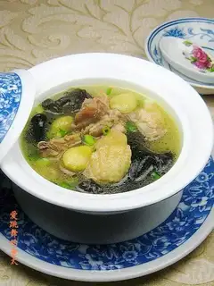 Chicken soup with black fungus and ginkgo seeds