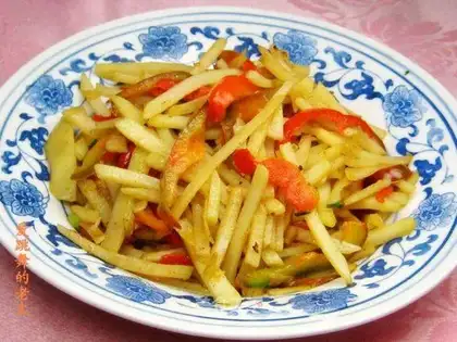 stir-fried shredded potatoes with shredded red pepper