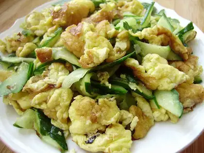 Scrambled eggs with cucumber