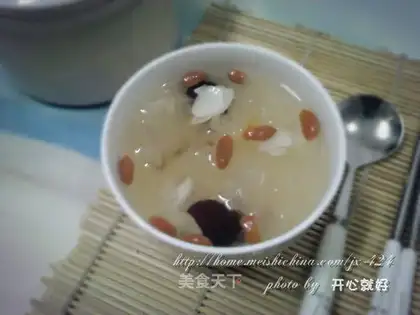 Tremella lily and red dates soup