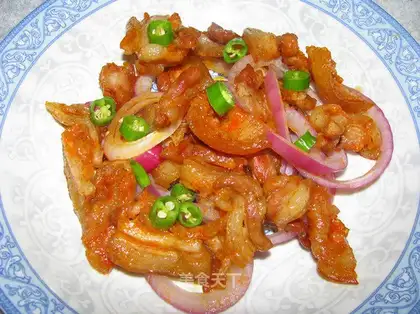 Grilled pork belly with onions